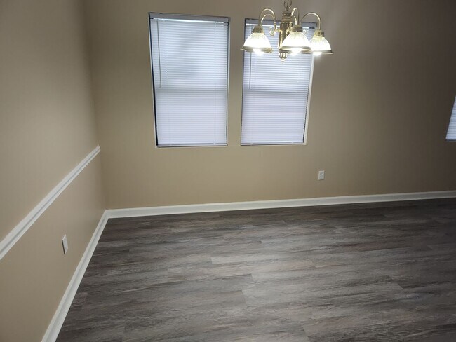 Building Photo - Well Maintained Condo Gated Community