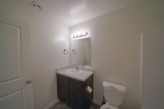 Building Photo - Spacious Townhome for Rent – Prime Location!