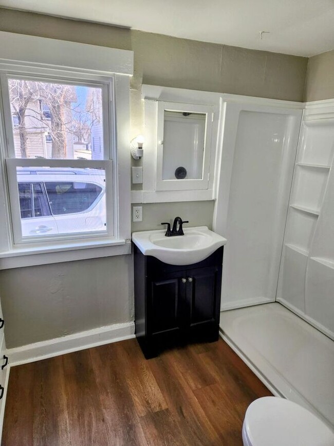 Building Photo - Charming 1-Bedroom Downstairs Unit with Sp...