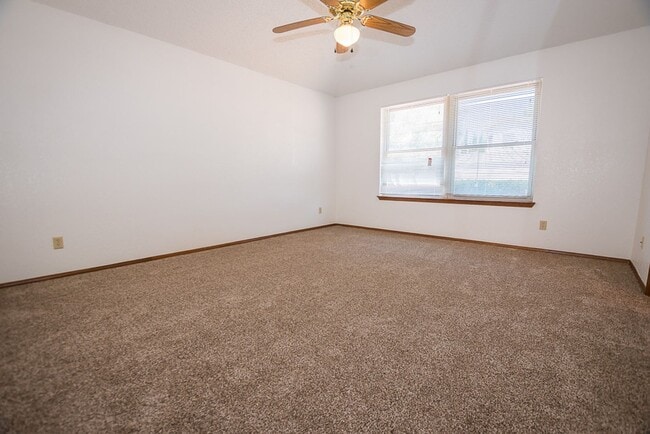 Building Photo - Contemporary home with 3 bedrooms, 2 bath, 2 car garage, A/C, Fenced Yard