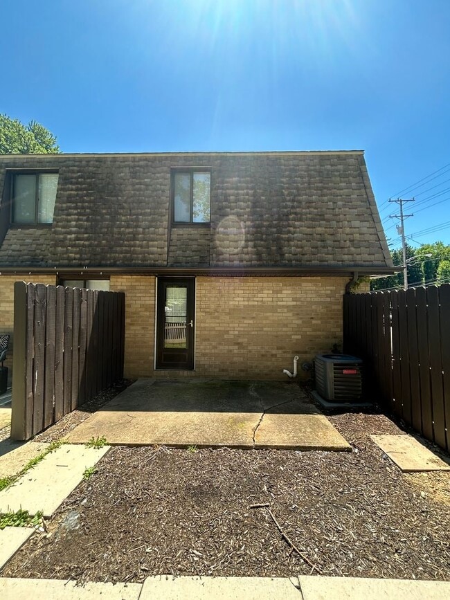 Building Photo - Modern 1 Bedroom Townhome in Prime Moon Township Location!