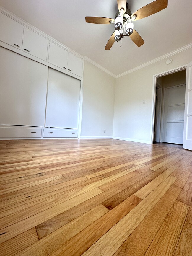 Building Photo - 2411 Oak St