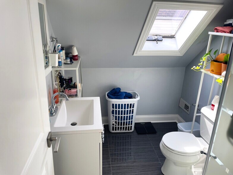 Building Photo - 2824 N Ridgeway Ave