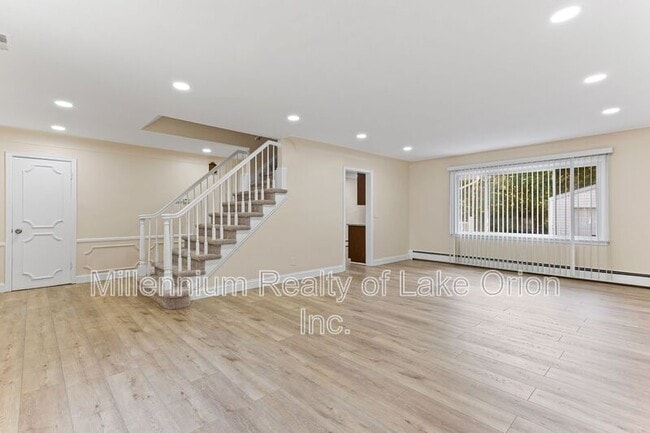 Building Photo - 24034 Meadowlark St