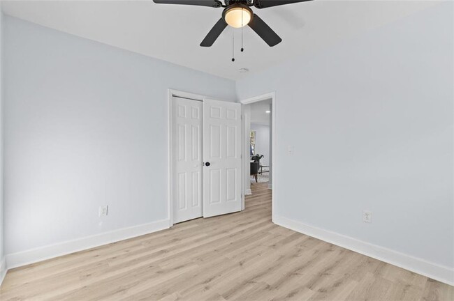 Building Photo - 2241 Glendale Dr