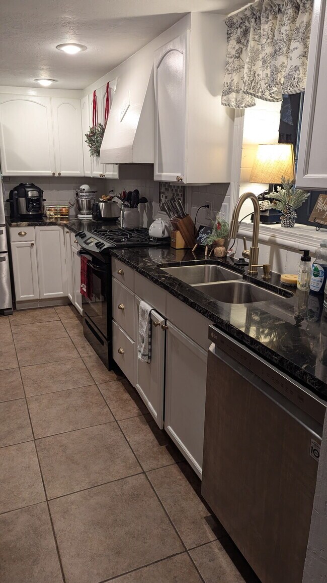 Building Photo - 385 E 2nd S St