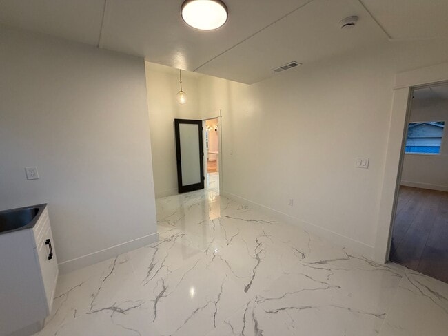 Building Photo - Home in the Heart of Old Town Clovis