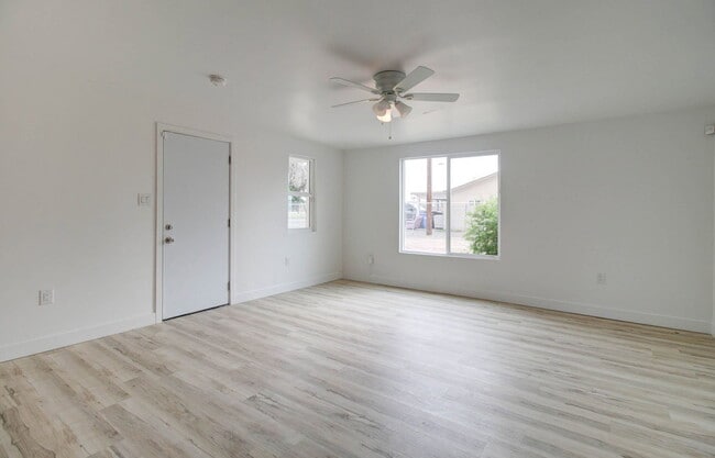 Building Photo - 2539 N 39th Ave