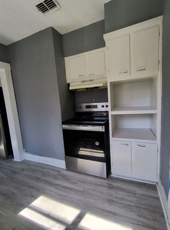 Building Photo - 2-Bedroom WITH SUNROOM Home for Rent in Downtown Winter Haven