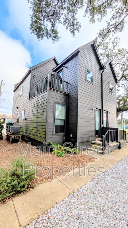 Building Photo - 379 S Clubbs St