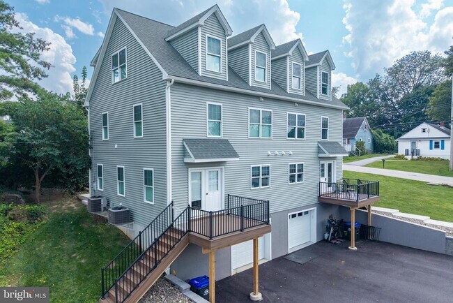 Building Photo - 209 Namar Ave
