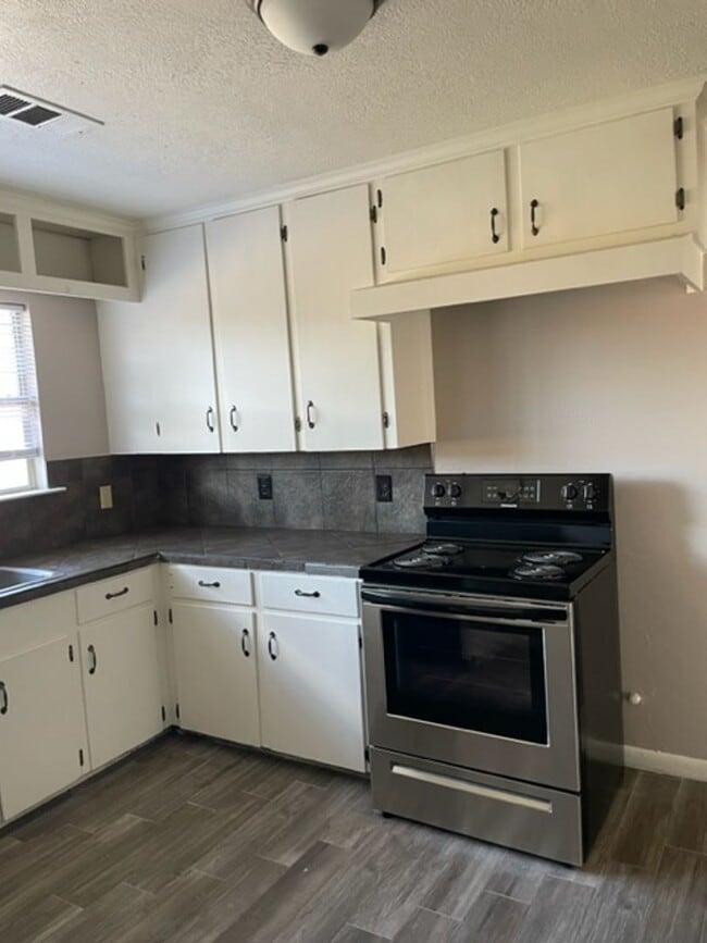 Building Photo - April Move In