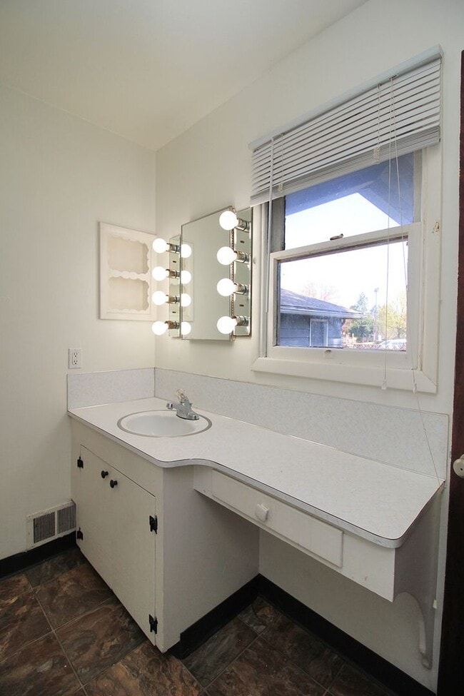 Building Photo - Delightful 3 Bedroom Mid-Century Ranch Hom...