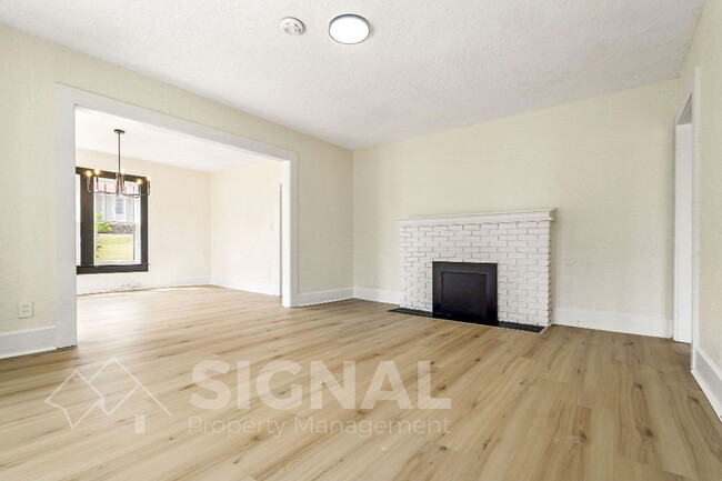 Building Photo - 425 Oak St