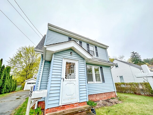 Building Photo - Lovely 3-bed Single Family Home in Hamden! Gorgeous Hardwood Floors throughout!