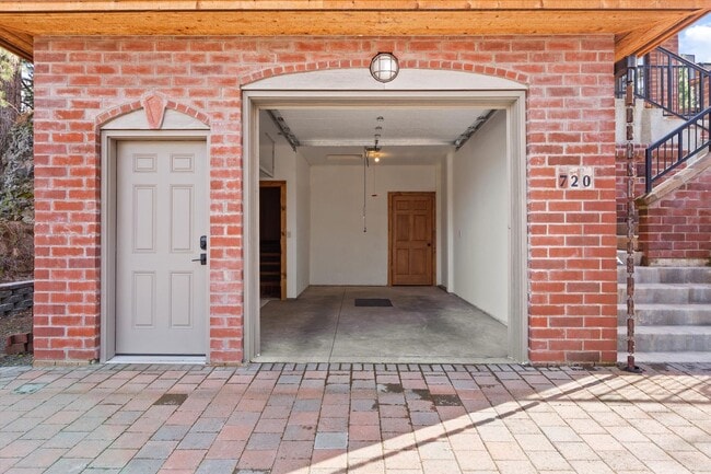 Building Photo - Fully-Furnished Short-Term Rental on South...