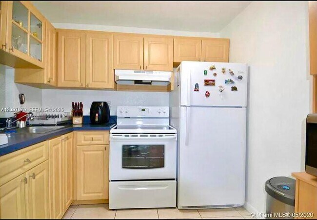 Building Photo - 9360 Fontainebleau Blvd