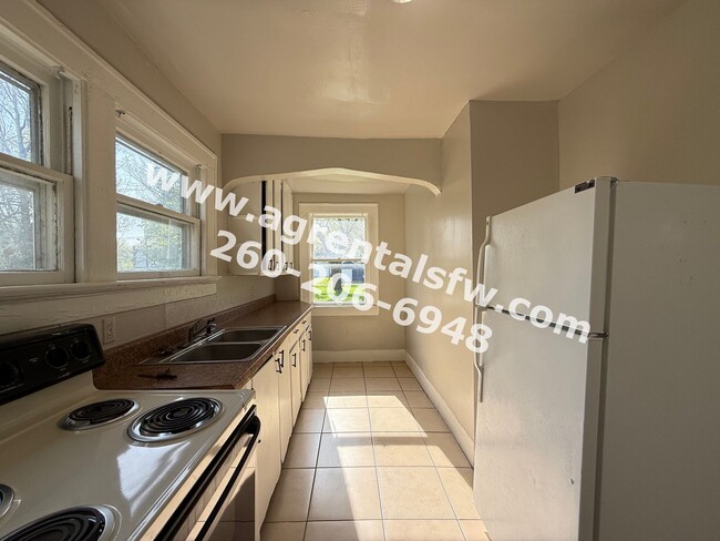 Building Photo - 2 Bedroom House