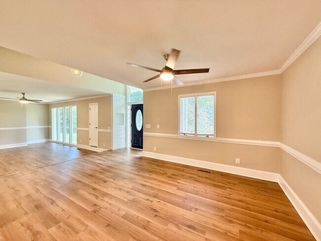 Building Photo - Newly Remodeled Ranch-Style 4BD, 3.5BA Ral...