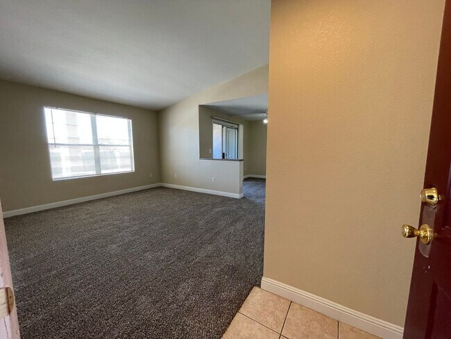 Building Photo - Gorgeous 2nd Floor Unit-Available Now!