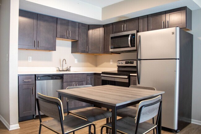 Interior Photo - 202 E Chalmers St