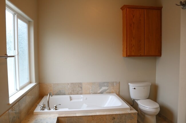 Building Photo - Gorgeous, spacious 3/2.5 with garage and o...