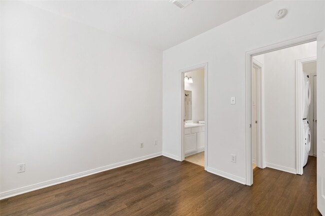 Building Photo - 3326 Lakeway Ln