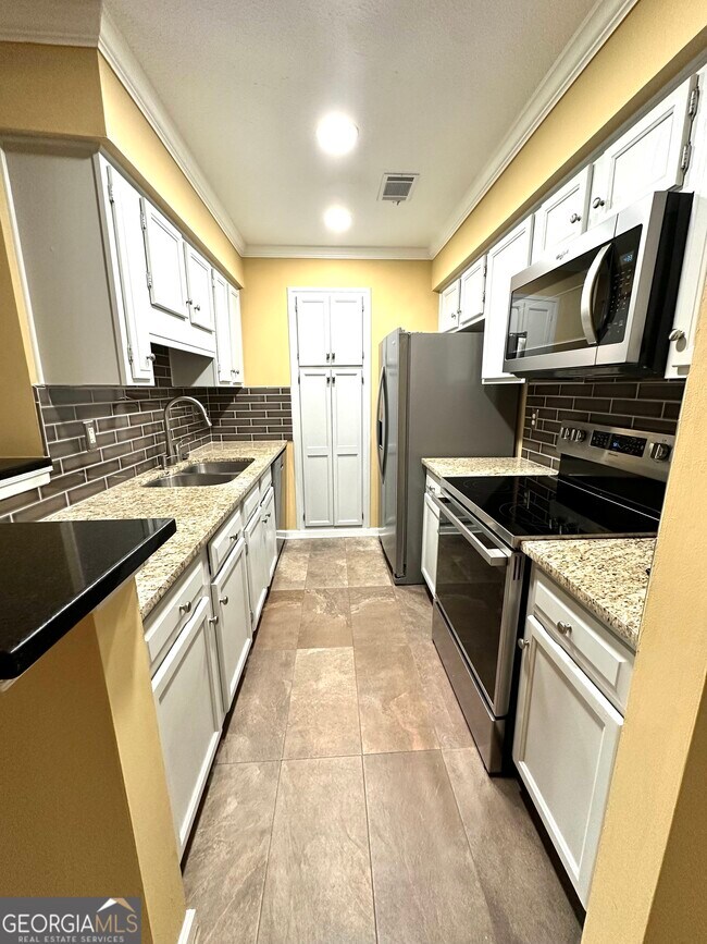 Building Photo - 24113 Plantation Dr NE