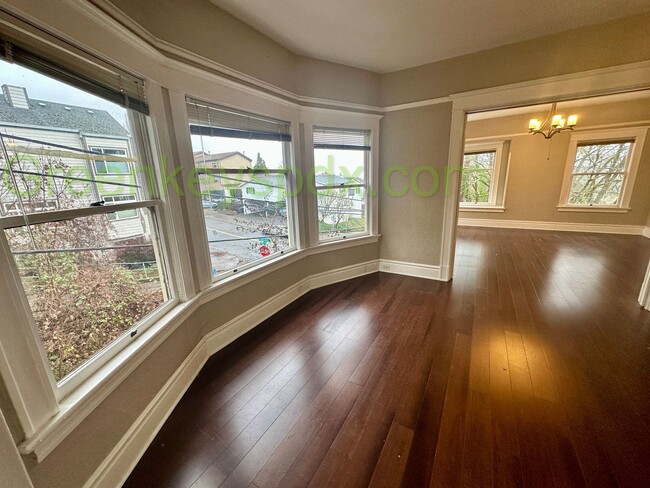 Building Photo - Beautiful Top Floor of Duplex in SW Portland