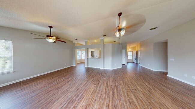 Building Photo - 3Bed/ 2Bath Home - Available Now!