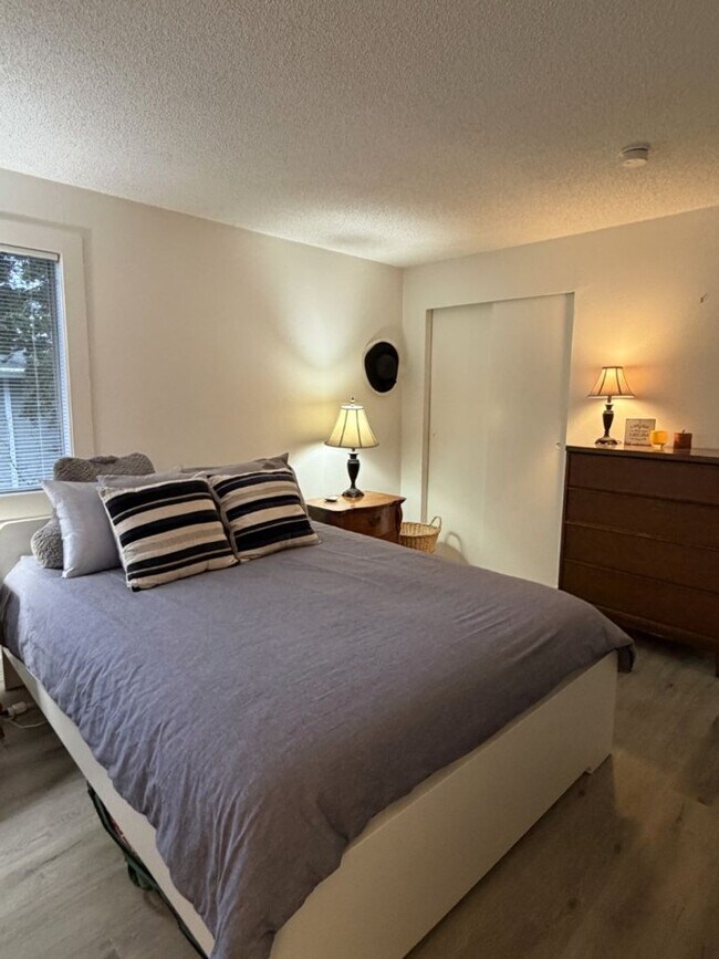 Building Photo - 2Bd/1.75Ba Redmond Condo