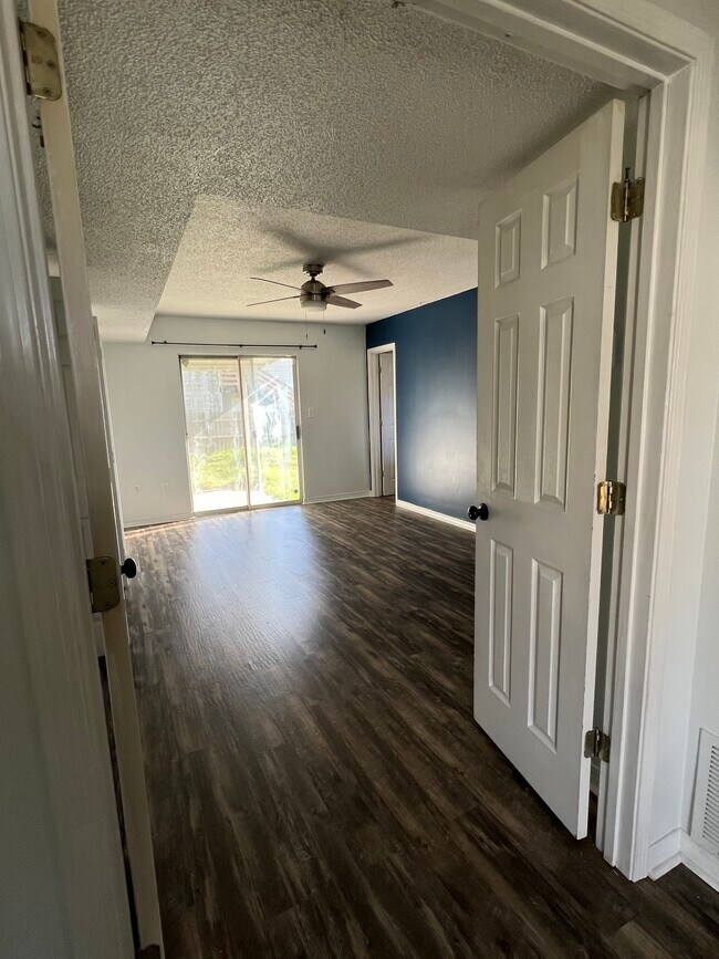 Building Photo - 1100 Post Oak Path