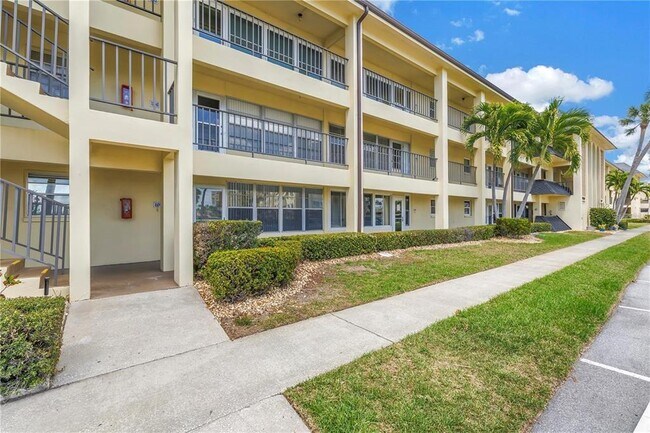 Building Photo - 4700 Cove Cir