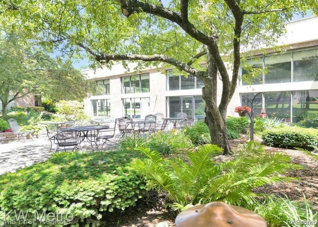 Building Photo - 18236 University Park Dr