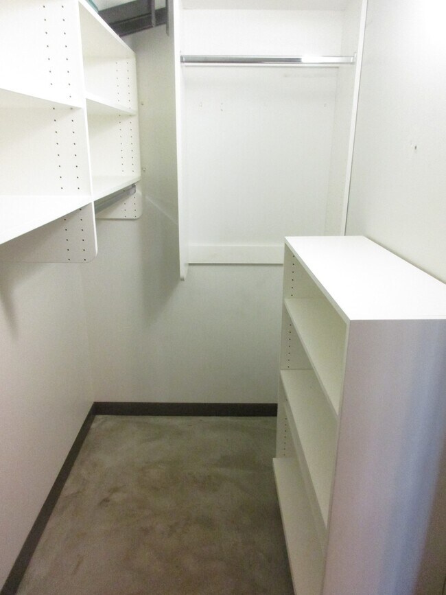 Building Photo - Streetcar Lofts - studio with 1 parking sp...