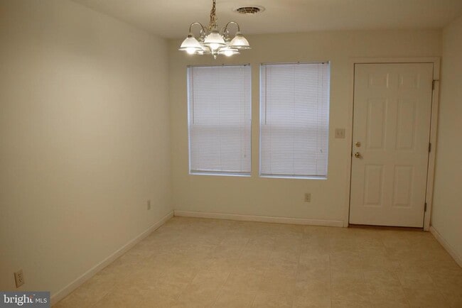 Building Photo - 2725 Roosevelt Dr