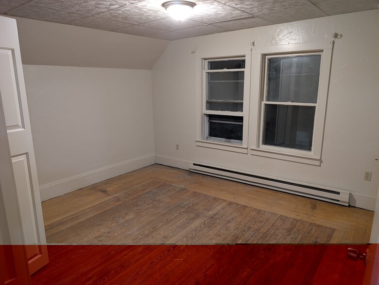 Bedroom - driveway side - 212 Howard St