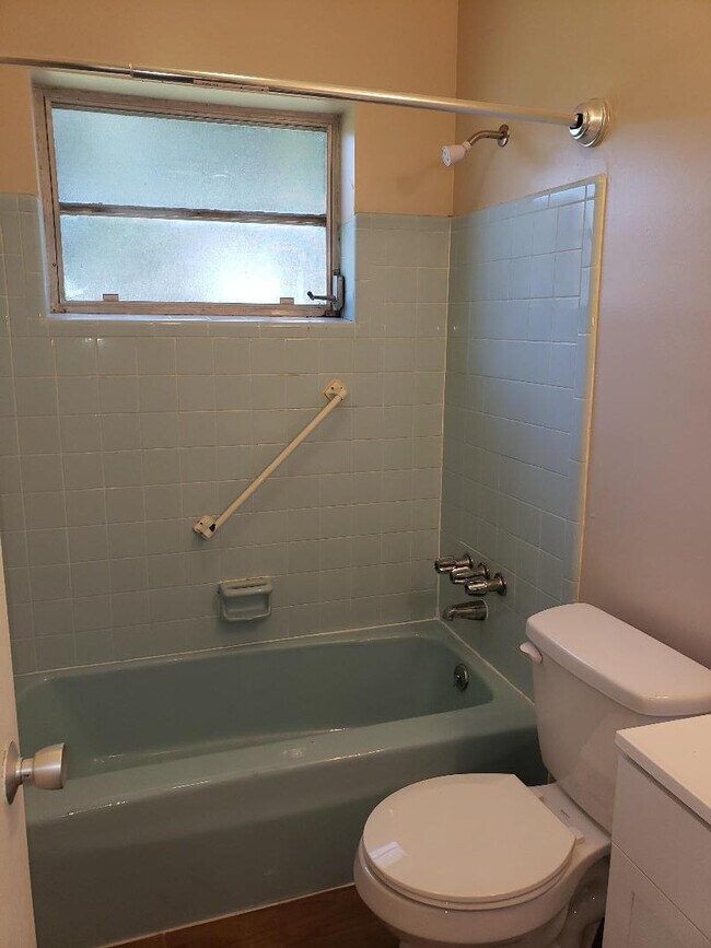 Building Photo - 2 Bed 1 Bath Home | Pet Friendly | Washer ...
