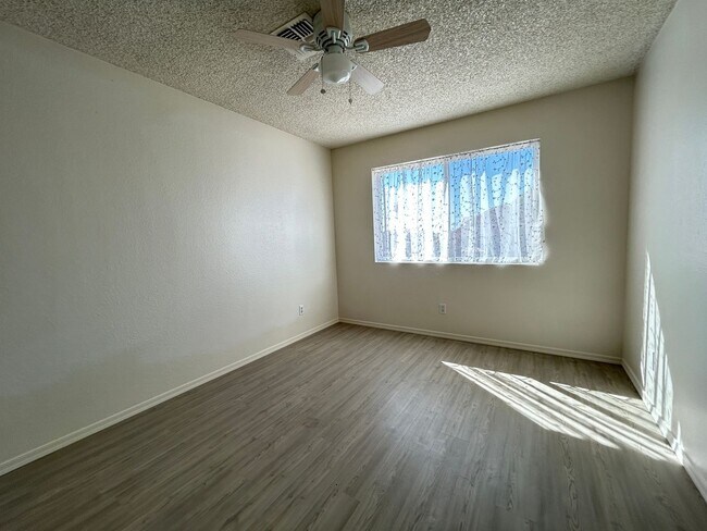 Building Photo - MUST SEE HOME IN AVONDALE WITH POOL!