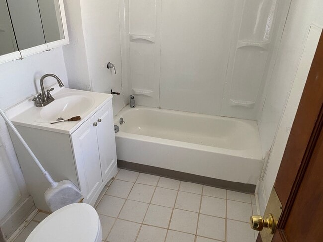 Building Photo - 2 bed 1 bath house $995