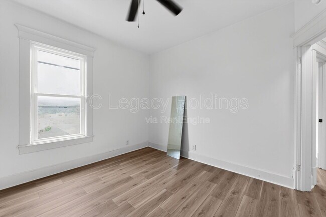 Building Photo - 1527 Farland Ave