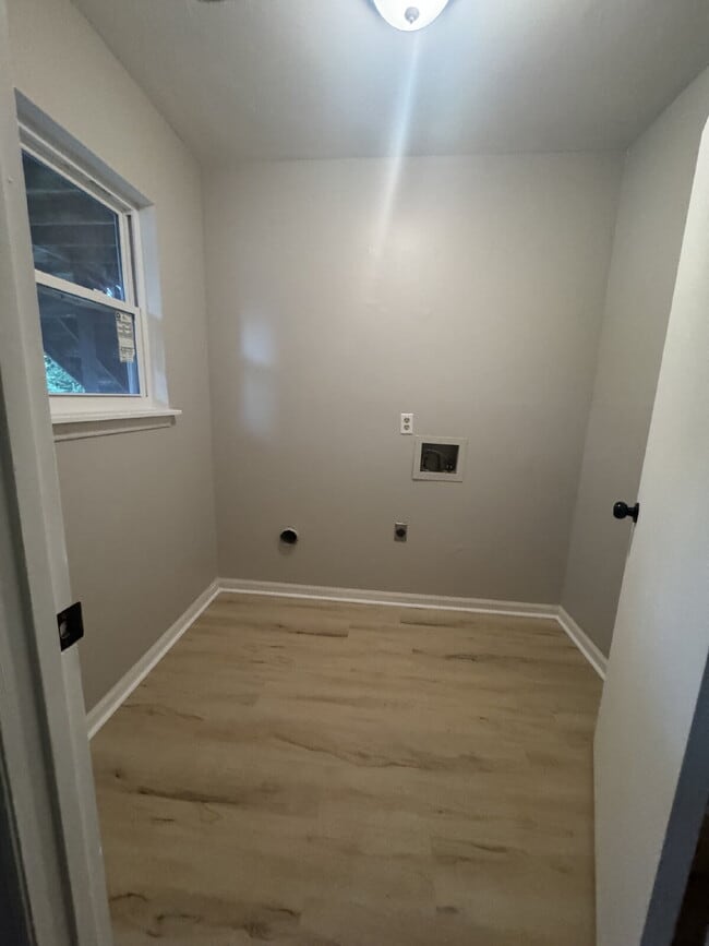 Building Photo - Newly remodeled apartment