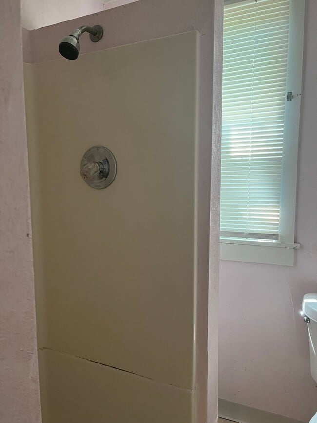 Building Photo - Nice 2 Bedroom 1 bath home