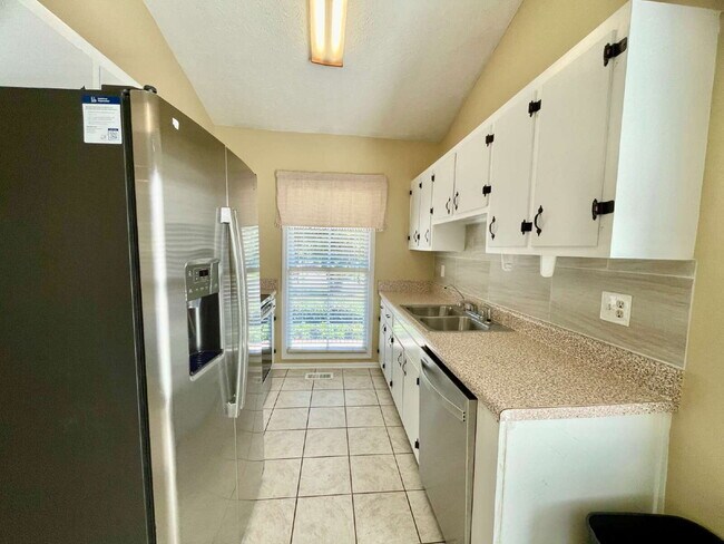 Building Photo - Charming 3-Bed Townhome In Three Colonies