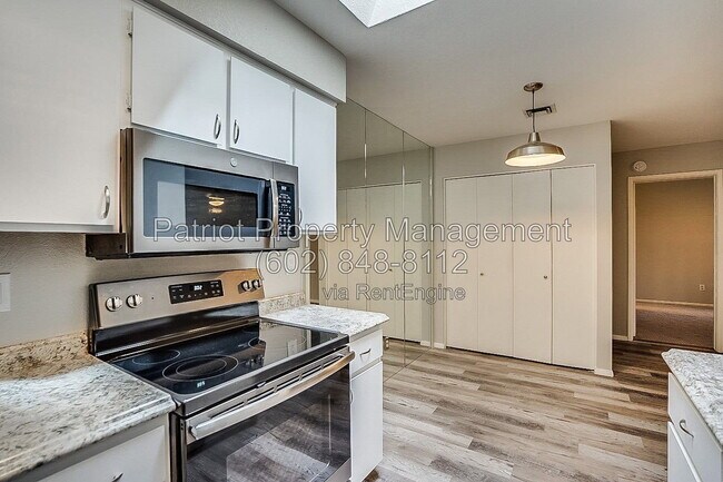 Building Photo - 20420 N 6th Dr