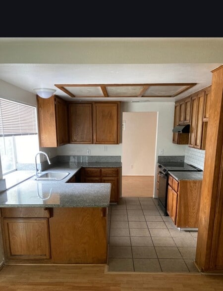 Kitchen with eat-in counter - 6744 N Warren Ave