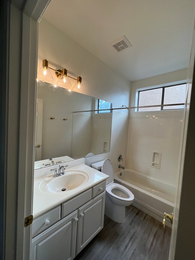 Building Photo - 814 W Beechnut Dr