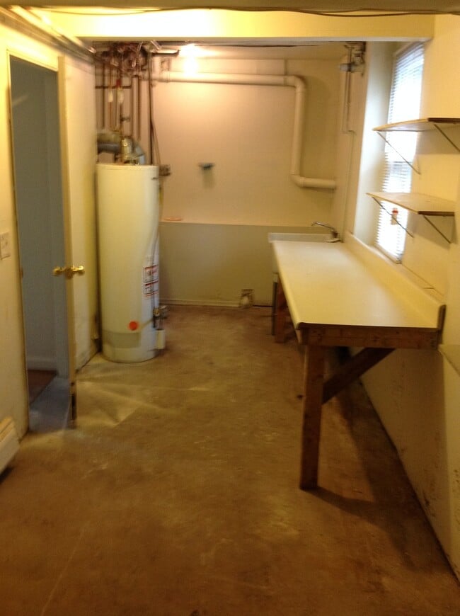 Building Photo - Single Family Home 4 Bed 2 Full Baths