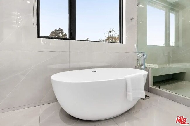 Building Photo - 6201 Lindenhurst Ave