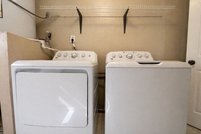 Building Photo - 105/107 SE 2ND AVE